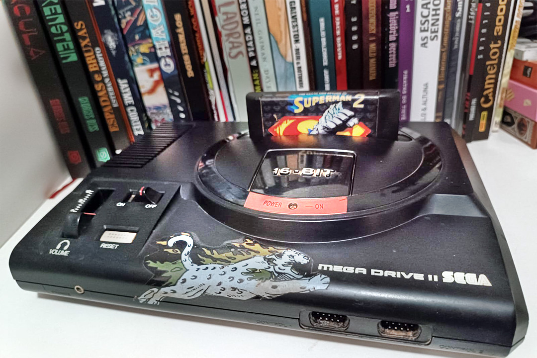 Console Mega Drive 2 e cartucho The Death and Return of Superman - Coleção HQ Pixel